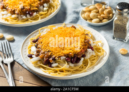 Des Cincinnati Spaghetti aux piments et l'oignon au fromage Banque D'Images