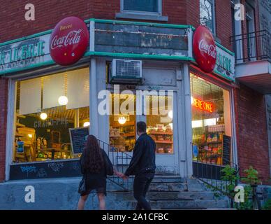 Un dépanneur, ou dépanneur (DEP) à Montréal, au Canada, dans la soirée. Banque D'Images