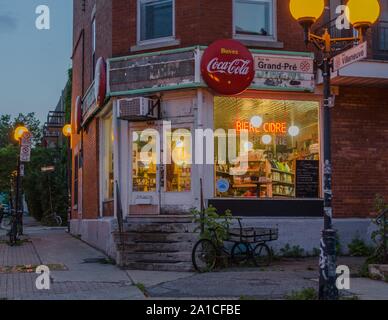 Un dépanneur, ou dépanneur (DEP) à Montréal, au Canada, dans la soirée. Banque D'Images