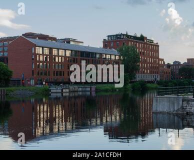 Les eaux calmes du Canal Lachine reflètent le parc St. Patrick condos. Banque D'Images