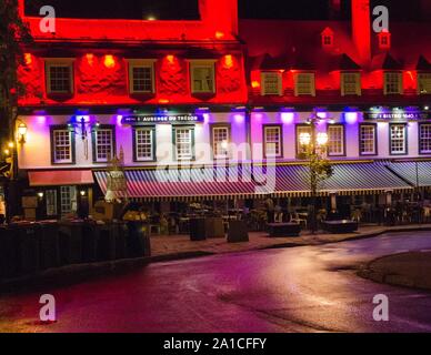 Le toit rouge de l'Hôtel Auberge du Tesor à Québec après une pluie. Banque D'Images