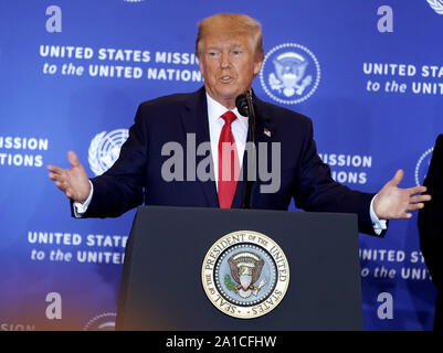 New York, États-Unis. 25 Septembre, 2019. Le Président américain Donald Trump parle lors d'une conférence de presse à l'Hôtel Intercontinental de la ville de New York au cours de la 74e débat général à l'Assemblée générale des Nations Unies le mercredi, Septembre 25, 2019 à New York. Le président Trump a traité de questions concernant le lancement de procédure de destitution qui ont été annoncés le jour avant le 24 septembre 2019 par la présidente de la Chambre Nancy Pelosi. Credit : UPI/Alamy Live News Banque D'Images