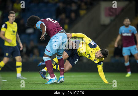 Oxford, UK. 25 Septembre, 2019. George Thorne (prêté par Derby County) d'Oxford United blesse son bras après un défi avec Carlos Sanchez de West Ham Utd durant la Carabao Cup match entre Oxford United et West Ham United à l'Kassam Stadium, Oxford, Angleterre le 25 septembre 2019. Photo par Andy Rowland. Credit : premier Media Images/Alamy Live News Banque D'Images