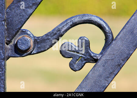 Gros plan d'un shamrock sur la porte d'entrée en fer forgé du Parc de la paix de l'île d'Irlande à Messines, Belgique Banque D'Images