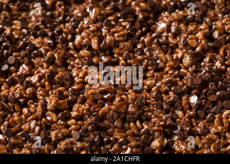 Riz Croustillant au chocolat maison traite avec des guimauves Banque D'Images