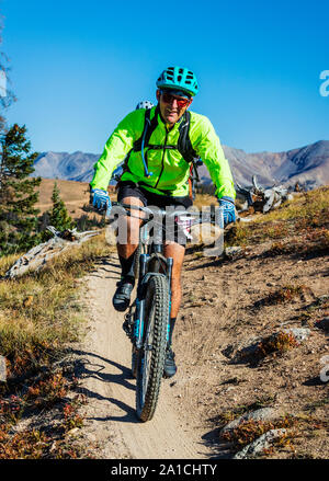 Les vététistes sur la célèbre Monarch Crest Trail, le long de la ligne de partage dans le Colorado, équitation dans une levée de fonds pour l'Alliance contre la Banque D'Images