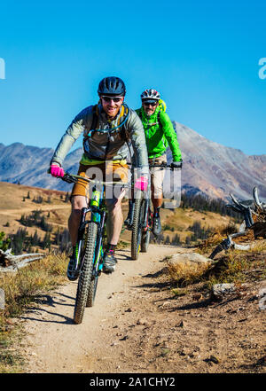 Les vététistes sur la célèbre Monarch Crest Trail, le long de la ligne de partage dans le Colorado, équitation dans une levée de fonds pour l'Alliance contre la Banque D'Images