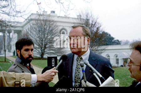 Washington DC, USA, le 22 février 1986, le gouverneur de l'Illinois, James Thompson parle à des journalistes sur la pelouse nord de la Maison Blanche après avoir assisté à la réunion annuelle d'hiver de l'association nationale des gouverneurs le déjeuner avec le président Reagan Banque D'Images