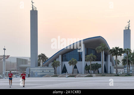 Doha, Qatar. 25 Septembre, 2019. Réchauffer les athlètes à l'extérieur de la Khalifa International Stadium avant la 17e Championnats du monde d'athlétisme de l'IAAF de 2019 de Doha à Doha, capitale du Qatar, 25 septembre 2019. Source : Xinhua/Nikku Banque D'Images