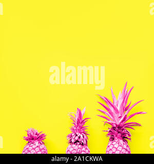De façon créative à l'ananas aux tons jaune solide goutte avec place pour le texte. Arrière-plan coloré moderne très tendance. Square Banque D'Images