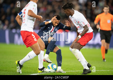 Paris. 25 Septembre, 2019. Jr Neymar (C) du Paris Saint-Germain rivalise avec Yunis Abdelhamid (L) et Axel Disasi (R) de Reims pendant leur saison 2019-2020 Ligue 1 match à Paris, France le 25 septembre 2019. Crédit : Jack Chan/Xinhua/Alamy Live News Banque D'Images