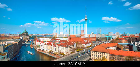 Vue panoramique vue aérienne du centre de Berlin sur un jour à l'automne, avec le ciel bleu, y compris la rivière Spree et Alexanderplatz Banque D'Images