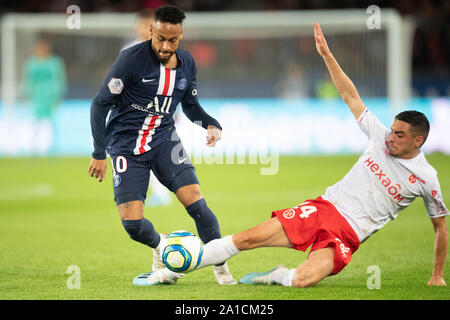 Paris. 25 Septembre, 2019. Mathieu Cafaro (R) de Reims rivalise avec Neymar Jr du Paris Saint-Germain durant leur saison 2019-2020 Ligue 1 match à Paris, France le 25 septembre 2019. Crédit : Jack Chan/Xinhua/Alamy Live News Banque D'Images