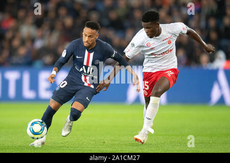 Paris. 25 Septembre, 2019. Jr Neymar (L) de Paris Saint-Germain eddv avec Marshall Munetsi de Reims pendant leur saison 2019-2020 Ligue 1 match à Paris, France le 25 septembre 2019. Crédit : Jack Chan/Xinhua/Alamy Live News Banque D'Images