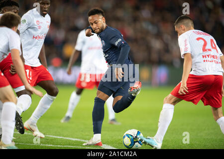 Paris. 25 Septembre, 2019. Jr Neymar (2e R) de Paris Saint-Germain en concurrence avec Mathieu Cafaro (R) de Reims pendant leur saison 2019-2020 Ligue 1 match à Paris, France le 25 septembre 2019. Crédit : Jack Chan/Xinhua/Alamy Live News Banque D'Images