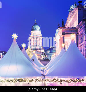 Dans Chtristmas Gandarmenmarkt marché à Berlin dans la soirée. La composition, l'image aux couleurs carrés Banque D'Images