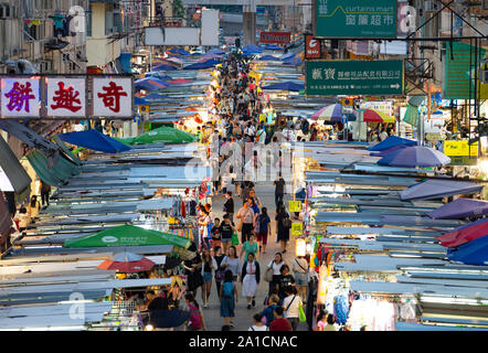 Vue de nuit sur le marché de rue traditionnels Fa Yuen Street à Mongkok, Kowloon, Hong Kong. Banque D'Images