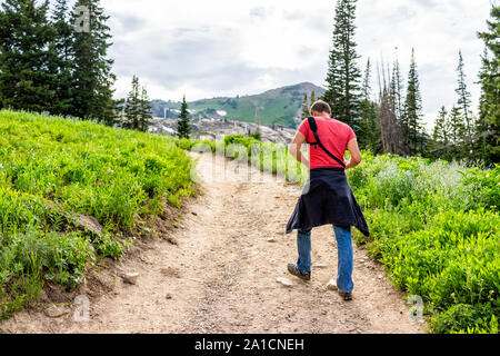 Albion, bassin d'été de l'Utah à l'homme marchant sur la vue paysage de dirt road trail jusqu'au montagnes Wasatch à Cecret Lake Banque D'Images