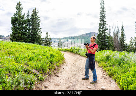 Albion, bassin d'été de l'Utah avec l'homme à prendre des photos de paysage de chemin de terre, chemin jusqu'au montagnes Wasatch à Cecret Lake Banque D'Images