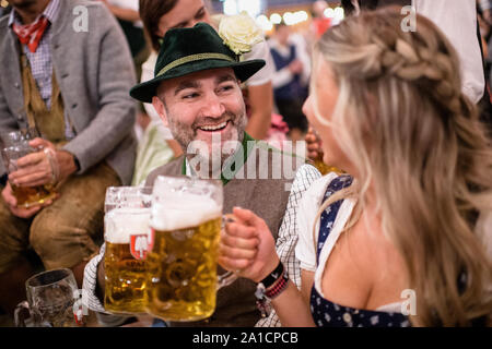 Munich, Allemagne. Sep 24, 2019. Armin Jumel, régulièrement à partir de la Wiesn, toasts les pichets dans le Schottenhammel chapiteau au Oktoberfest avec Laura, ex-Wiesn serveuse et pendant ce temps, un bon ami de Jumel. Pour les 29 dernières années, Jumel a passé presque chaque jour à ses troupes régulières Wiesn' dans la table Schottenhammel. Le plus grand festival de musique folklorique dans le monde dure jusqu'au 6 octobre. Credit : Matthias Balk/dpa/Alamy Live News Banque D'Images