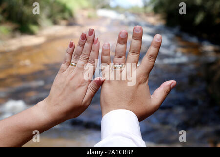 Palefreniers mains jointes à l'aide de mariage - mariage d'or Banque D'Images