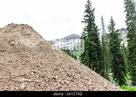 Construction site tas de roches et de saletés dans Albion, bassin d'été dans les montagnes Wasatch de l'Utah sur le sentier Banque D'Images