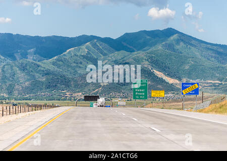 Echo, USA - 25 juillet 2019 - Park City, sur l'autoroute 80 Autoroute avec signalisation routière pour Heber et Provo et sur la montagne Banque D'Images
