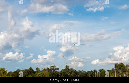 La ferme éolienne de puissance dans le magnifique paysage de la nature pour la production d'énergie verte renouvelable est sympathique à l'industrie de l'environnement. Banque D'Images