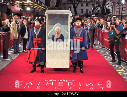 Londres, Royaume-Uni. 25 Septembre, 2019. Dame Helen Mirren sur le tapis rouge à l'Atlantique Ciel lancement de leur nouvelle série TV Catherine la Grande au Curzon Mayfair, London Crédit : SOPA/Alamy Images Limited Live News Banque D'Images