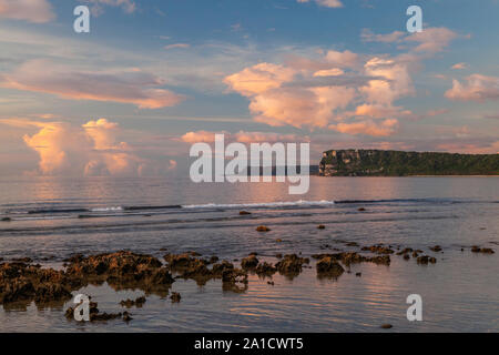 Soir nuages sur la mer des Philippines, la baie de Tumon, Guam Banque D'Images
