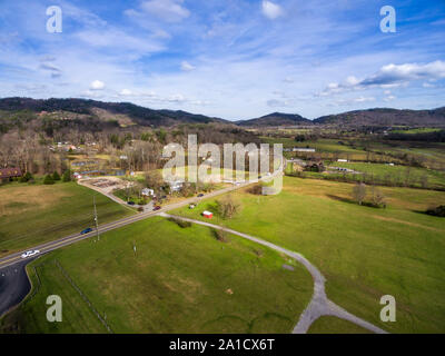 Vue aérienne de la ville de Townsend au Tennessee en regard de la Smoky Mountains Banque D'Images