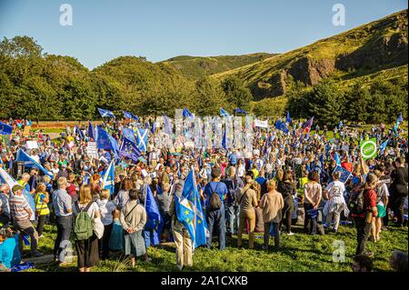 Foule des manifestants devant Parliament.Organized écossais par mouvement européen en Ecosse Edimbourg ainsi que pour l'Europe, les manifestants ont défilé dans les rues de Paris à la demande de révoquer les députés Article 50 Afin d'empêcher une transaction et que l'UE est une notion de lutte contre le changement climatique. Banque D'Images
