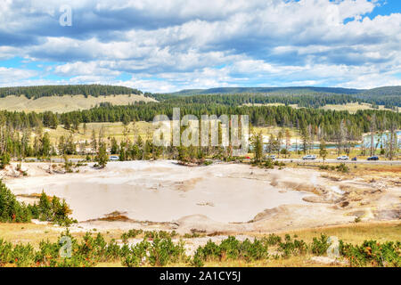 Geyser de boue, une fois qu'un geyser régulièrement dans une épaisse forêt, a maintenant évolué pour devenir un grand, ouvert, piscine boueuse au volcan de boue dans le parc national de Yellowstone Banque D'Images