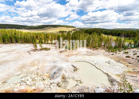 Chaudron de soufre à région du volcan de boue de Parc National de Yellowstone est l'un des plus du parc des sources chaudes de l'acide avec des températures autour de 190 degrés Fahr Banque D'Images