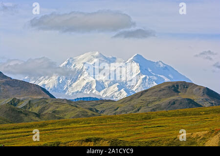 Apparaissant au-dessus d'un Denali Ridge dans le parc national Denali en Alaska Banque D'Images