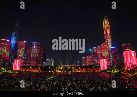 Beijing, Chine. Sep 24, 2019. Photo prise le 24 septembre 2019 montre une lumière célébrant le 70e anniversaire de la fondation de la République populaire de Chine dans le district de Futian de Shenzhen, province du Guangdong en Chine du sud. La lumière va durer jusqu'à 15 octobre. Credit : Mao Siqian/Xinhua/Alamy Live News Banque D'Images