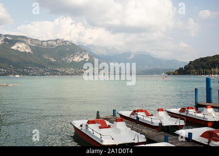 Pédalos à louer le lac d'Annecy à la ligne vers les Alpes à Annecy, France. Banque D'Images