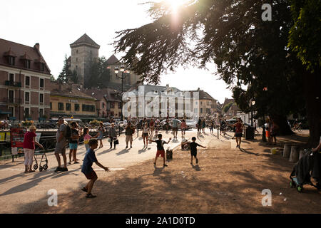 Un artiste de rue bulles géantes coups pour les enfants dans la rue un soir d'été à Annecy, France. Banque D'Images