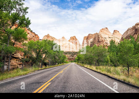 Des formations de roche rouge vue paysage de road trip en été dans la région de Capitol Reef National Monument (Utah) Banque D'Images