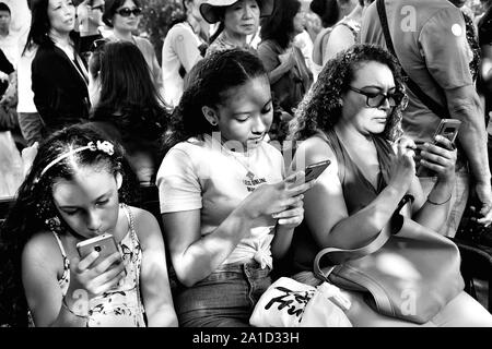 La mère et les filles à leur smartphone, à Barcelone. Banque D'Images