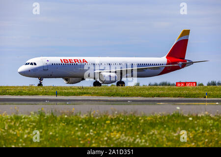 Prague, République tchèque - 07/07/2018 : Atterrissage et arrivées sur l'aéroport de Prague, Vaclav Havel, Iberia Airbus A321 sur la piste de roulement Banque D'Images