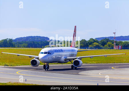 Prague, République tchèque - 07/07/2018 : Atterrissage et arrivées sur l'aéroport de Prague, Vaclav Havel, Turkish Airlines Airbus A320 Banque D'Images