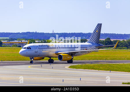 Prague, République tchèque - 07/07/2018 : Atterrissage et arrivées sur l'aéroport de Prague Vaclav Havel, Airbus A320-232, Vueling, Espagne Banque D'Images