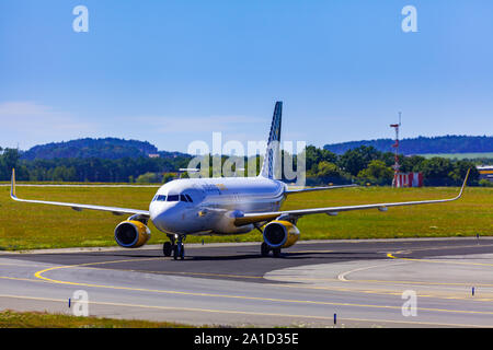 Prague, République tchèque - 07/07/2018 : Atterrissage et arrivées sur l'aéroport de Prague Vaclav Havel, Airbus A320-232, Vueling, Espagne Banque D'Images