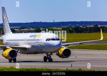 Prague, République tchèque, - 07/07/2018 : Atterrissage et arrivées sur l'aéroport de Prague Vaclav Havel, Airbus A320-232, Vueling, Espagne Banque D'Images