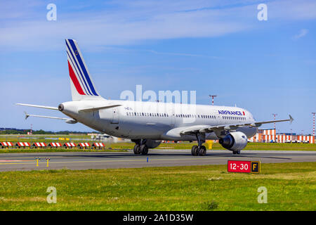 République tchèque, Prague - 2018/07/07 : l'atterrissage et arrivées sur l'aéroport de Prague, Vaclav Havel, Air France Airbus A321-212 de derrière Banque D'Images