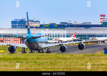 République tchèque, Prague - 2018/07/07 : l'atterrissage et arrivées sur l'aéroport de Prague, Vaclav Havel, Korean Air jumbojet Boeing 747-8 Banque D'Images