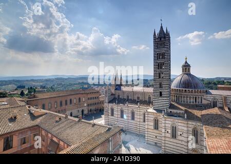 Der Dom von Siena (Cattedrale di Santa Maria Assunta) ist die Hauptkirche der Stadt Siena in der Toskana. Heute ist das aus charakteristischem schwarz Banque D'Images