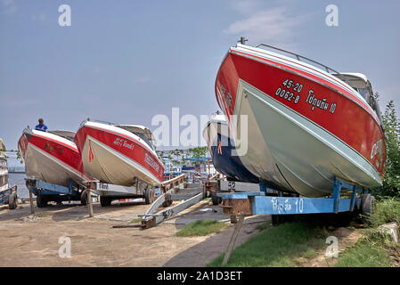Hors-bord sur la terre ferme en cours de nettoyage. Bateaux touristiques de la Thaïlande. L'Asie du sud-est Banque D'Images