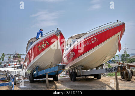 Hors-bord sur la terre ferme en cours de nettoyage. Bateaux touristiques de la Thaïlande. L'Asie du sud-est Banque D'Images
